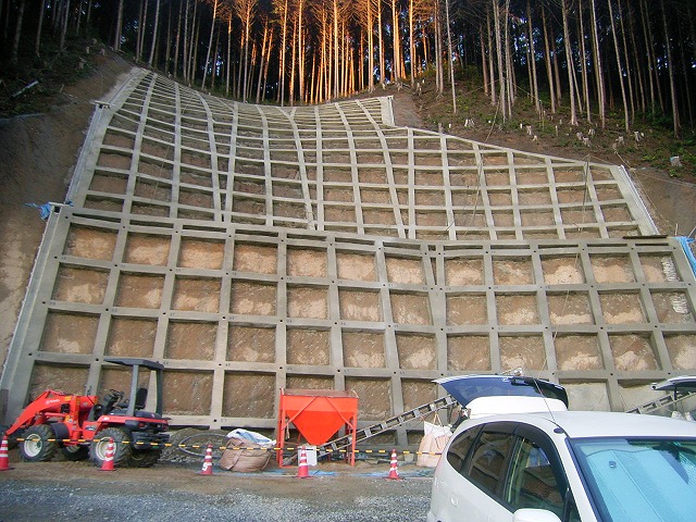 吹付法枠　広島県　法面工事専門　株式会社吉野工業